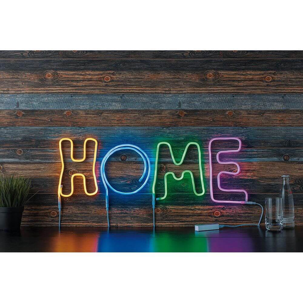 Neonlicht HOME in bunten Farben auf einem Holzhintergrund, ideal für stimmungsvolle Dekoration.