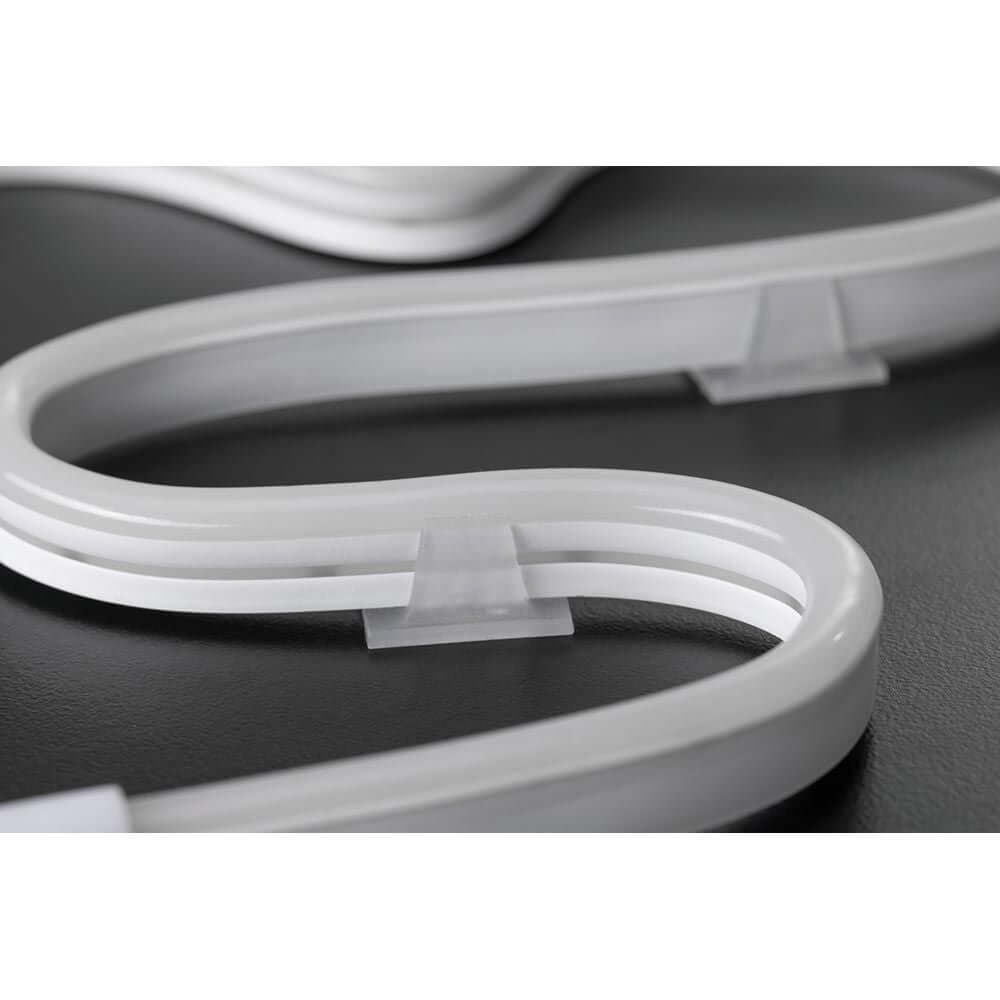 Detailansicht eines USB-LED Strip Neon Colorflex Blau 1m mit transparenten Halteclips auf dunklem Hintergrund.