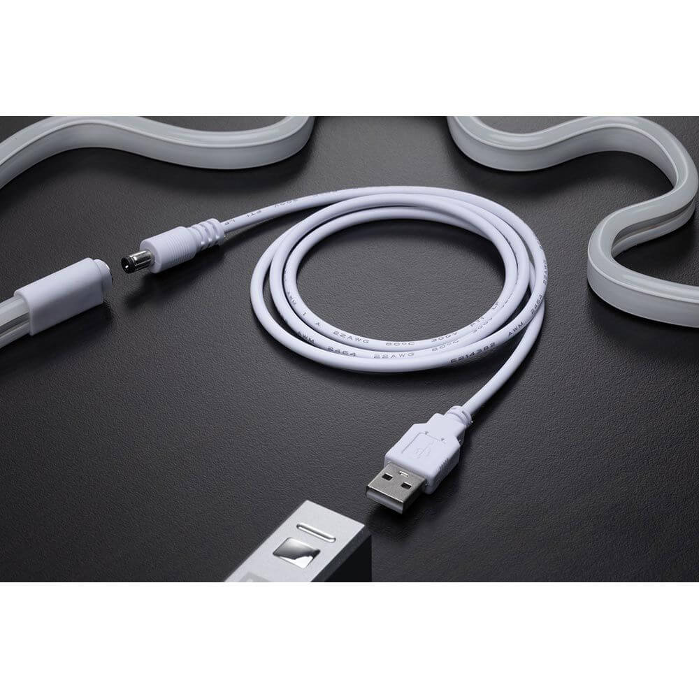 USB-LED Strip Neon Colorflex Blau 1m mit USB-Kabel und flexiblen Neonstreifen auf schwarzem Hintergrund.