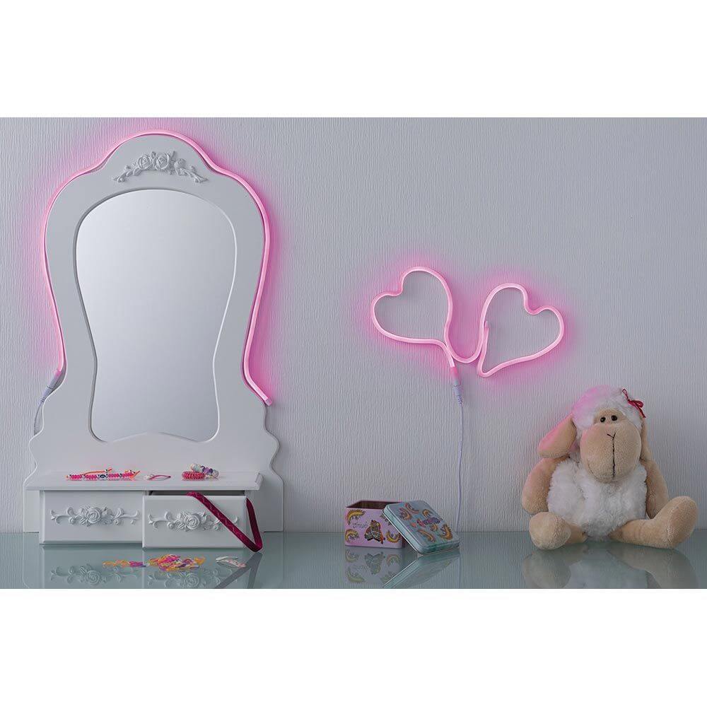 USB-LED Strip Neon 1m Colorflex Pink beleuchtet einen dekorativen Spiegel mit Herz-Design und kuscheligem Stofftier.