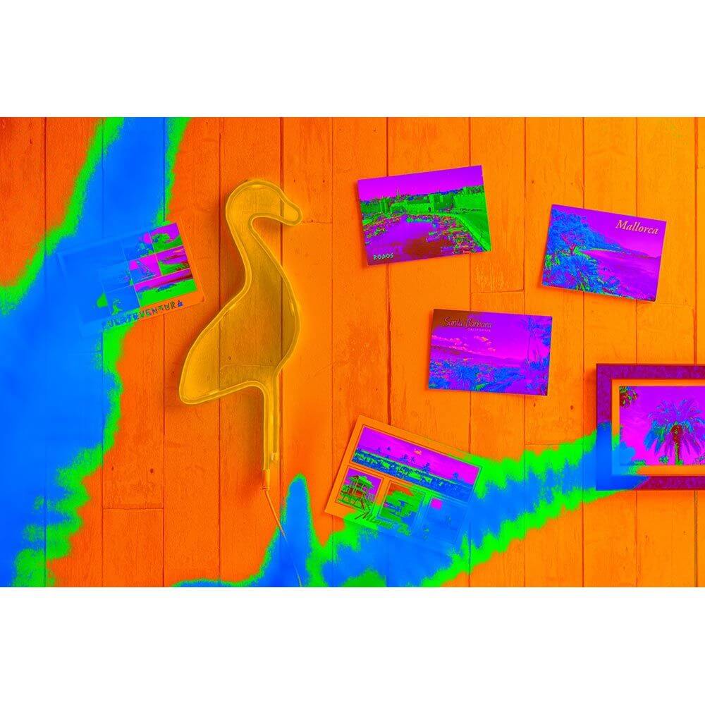 USB-LED Strip Neon Colorflex RGB 1m auf einem bunten Hintergrund mit Flamingo und Postkarten.