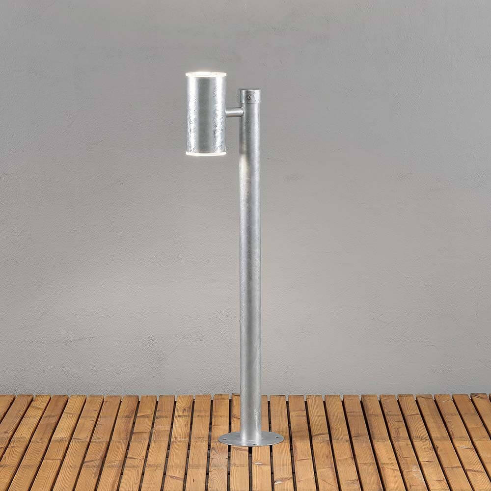 Ull LED Wegeleuchte 3000K galvanisierter Stahl, Polycarbonat Glas auf Holzterrasse.