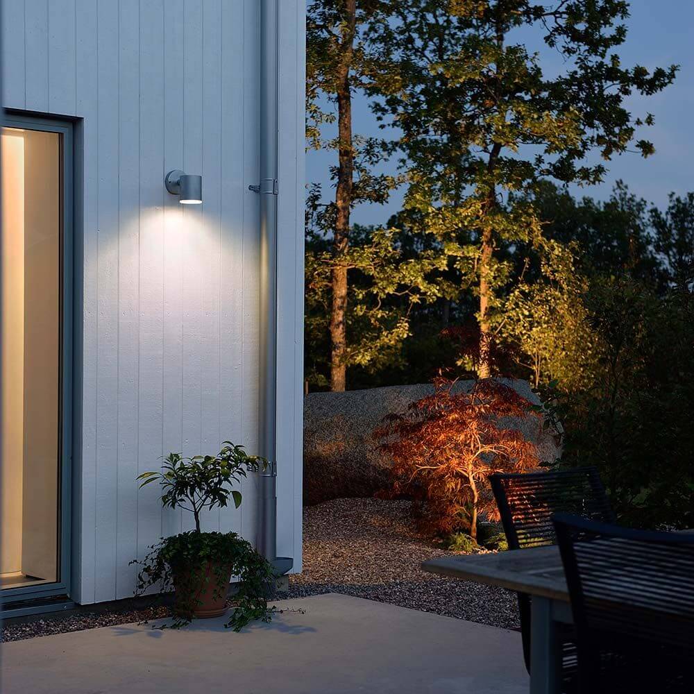 Ull LED Wegeleuchte 3000K galvanisierter Stahl, Polycarbonat Glas an einer Wand im Garten bei Nacht.