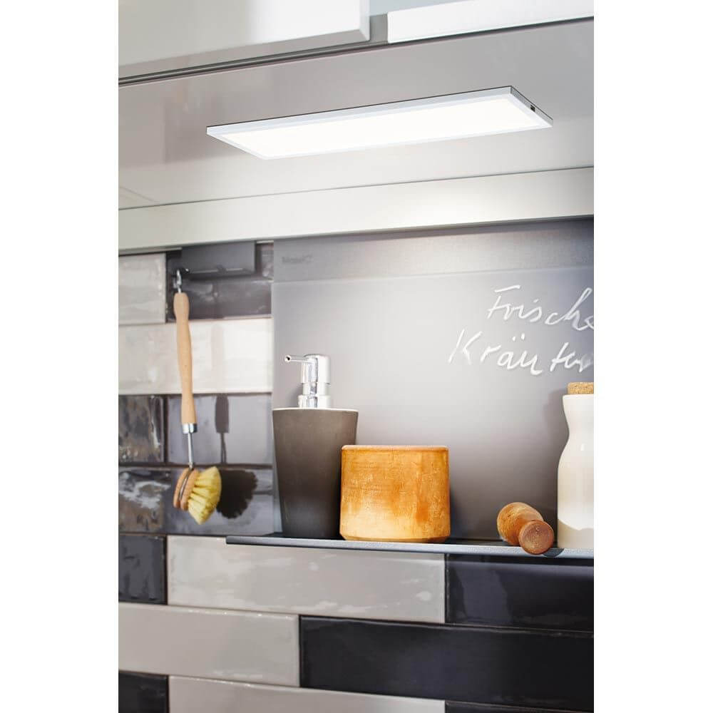 Unterschrank-Panel LED Ace 7,5W Weiß 10x30cm Basisset auf einer Küchenarbeitsfläche installiert.