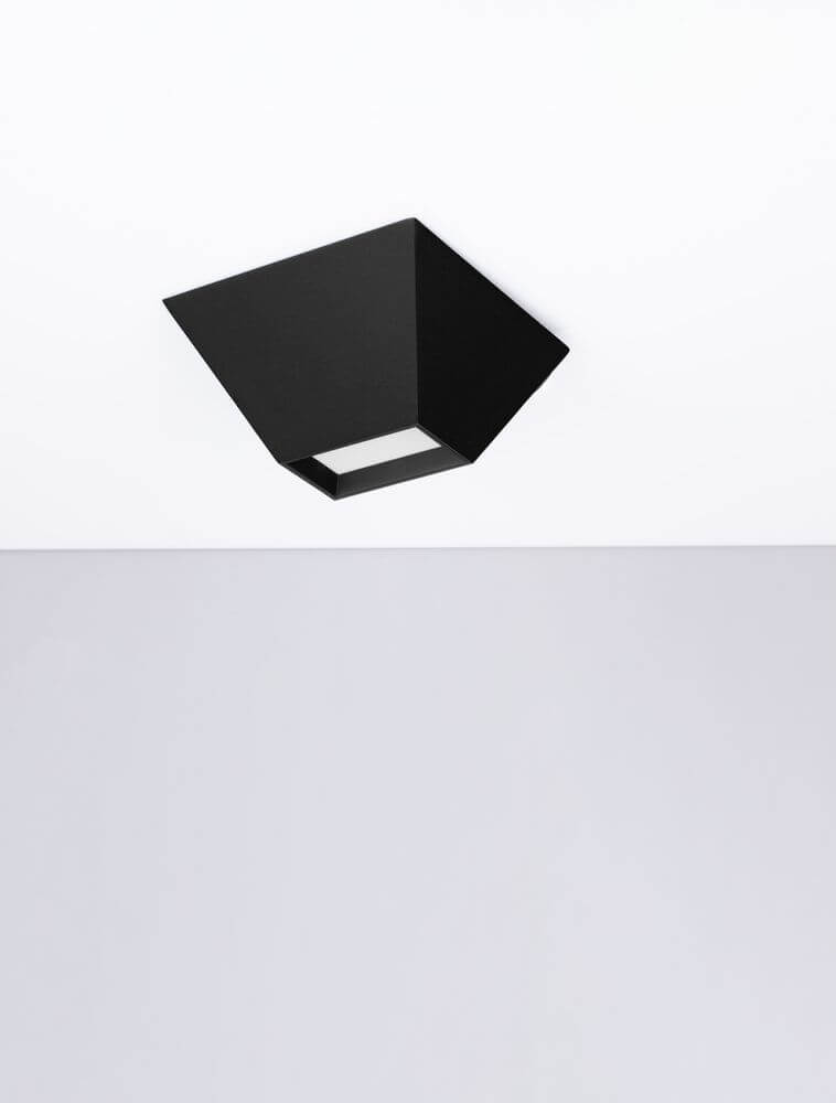 Utopia LED Deckenleuchte 3000K in modernem schwarzen Design anDecke montiert.