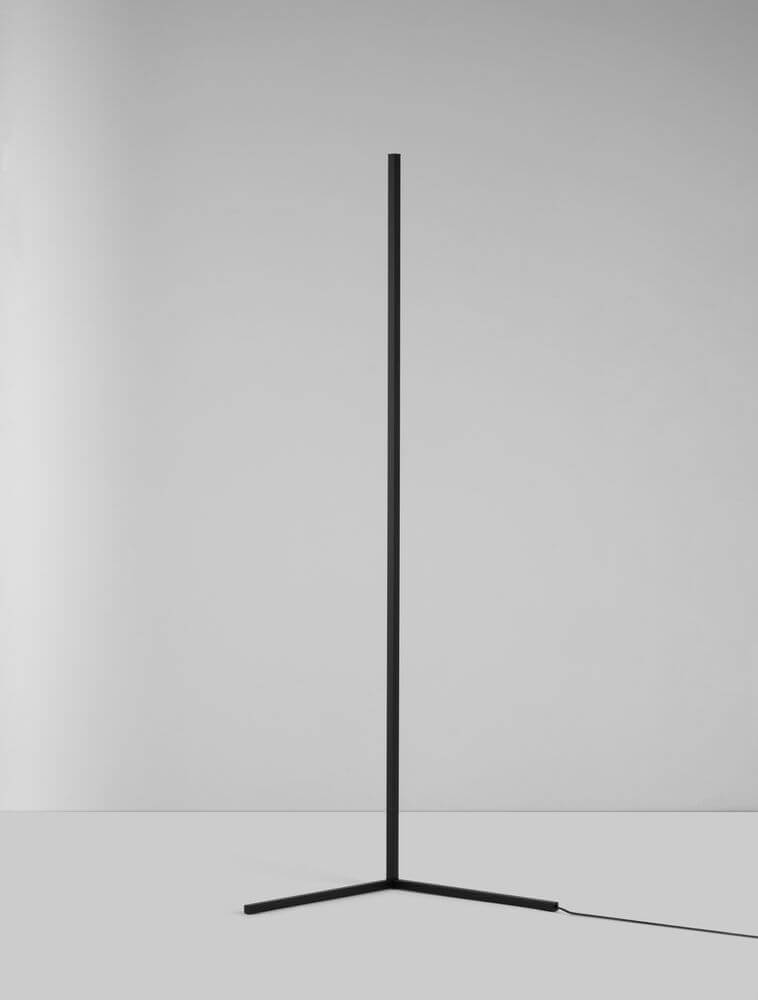 V-Line LED Stehlampe H 140,5cm 13000K in zeitlosem Schwarz, schlankes Aluminiumgestell, minimalistisches Design für Wohn- und Arbeitsbereich
