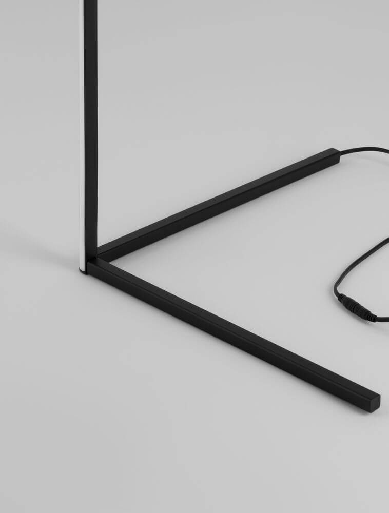 V-Line LED Stehlampe H 140,5cm 13000K – schlankes schwarzes Aluminiumgestell und Kabeldetail, minimalistisches Stehleuchten-Fußdesign