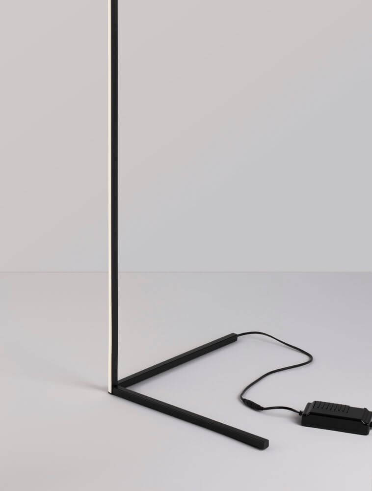 V-Line LED Stehlampe H 140,5cm 13000K in Schwarz, schlankes Aluminiumgestell, minimalistisches Design für Wohn- und Arbeitsbereich
