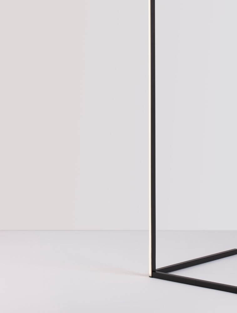 V-Line LED Stehlampe H 140,5cm 13000K – schlankes schwarzes Aluminiumgestell, minimalistisches Design für Wohn- und Arbeitsbereich