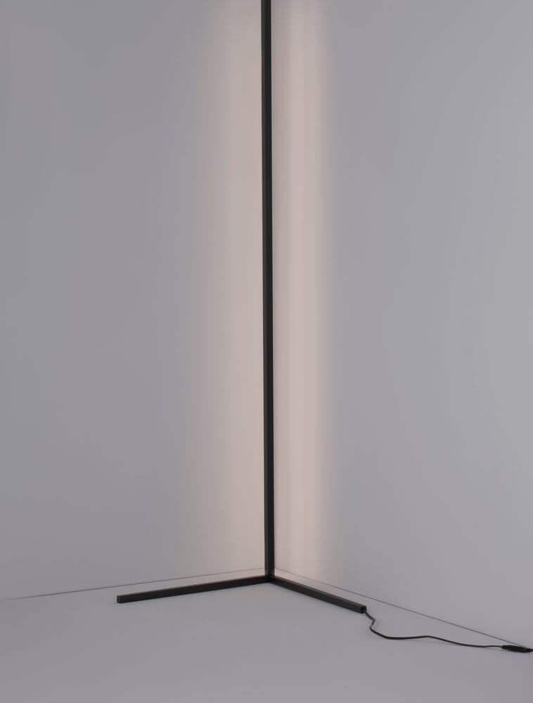 Alt Tag: V-Line LED Stehlampe H 140,5cm 13000K minimalistische schwarze Stehleuchte in Ecke, schlankes Aluminiumgestell, warmweißes Wandlicht