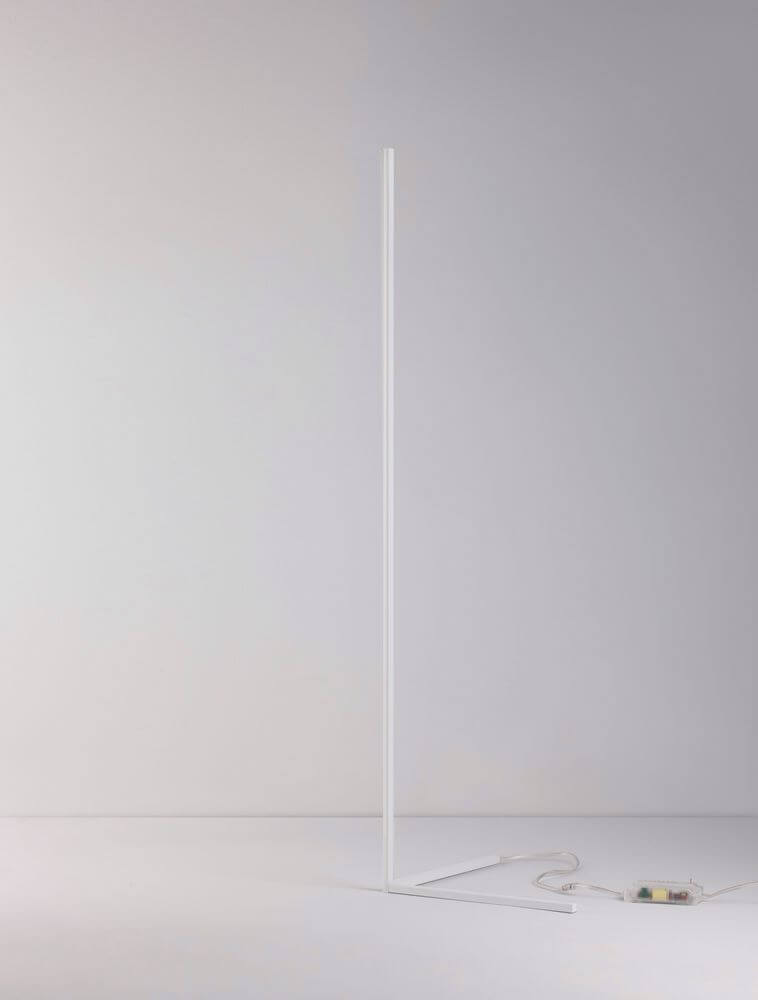 V-Line LED Stehlampe H 140,5cm 13000K – schlanke schwarze Stehleuchte, minimalistisches Aluminiumgestell für Wohn- und Arbeitsbereich