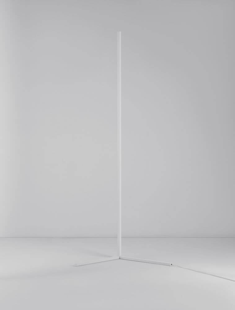 Alt Tag: V-Line LED Stehlampe H 140,5cm 13000K weiße minimalistische Stehleuchte in modernem Raum, schlankes Aluminiumgestell, dezente Lichtakzente