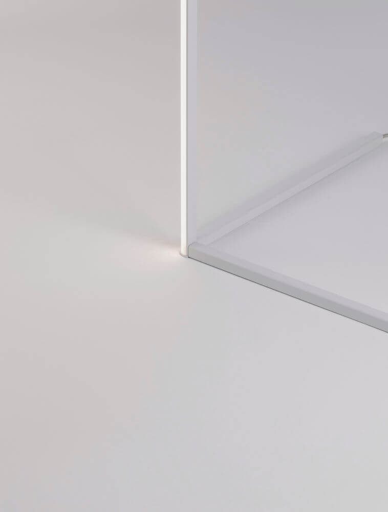 V-Line LED Stehlampe H 140,5cm 13000K moderne schwarze LED-Stehleuchte aus Aluminium, schlankes minimalistisches Design mit warmweißem Akzentlicht