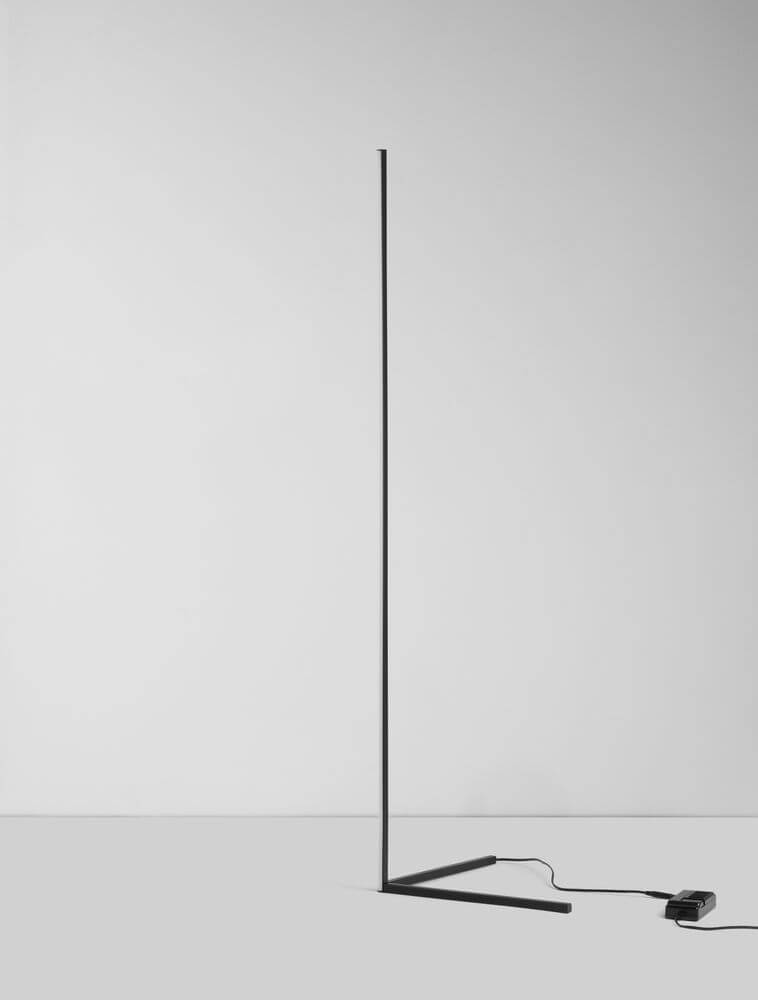 V-Line LED Stehlampe H 140,5cm 13000K - schlanke schwarze Stehleuchte aus Aluminium, minimalistisches Design für Wohn- und Arbeitsbereich