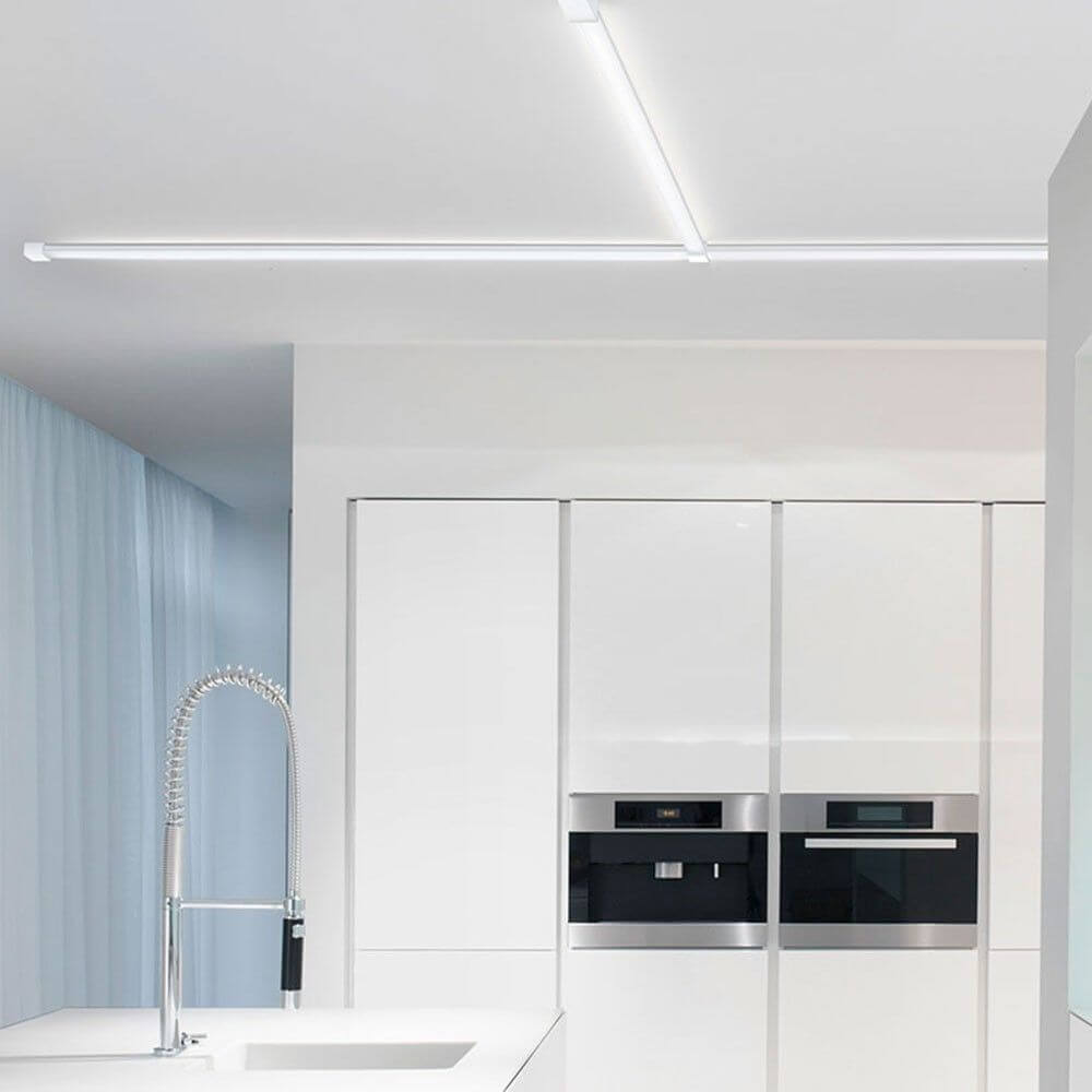VIGO System LED-Linienmodul 100cm Alu-matt in modernem Kücheninterieur mit heller Beleuchtung.