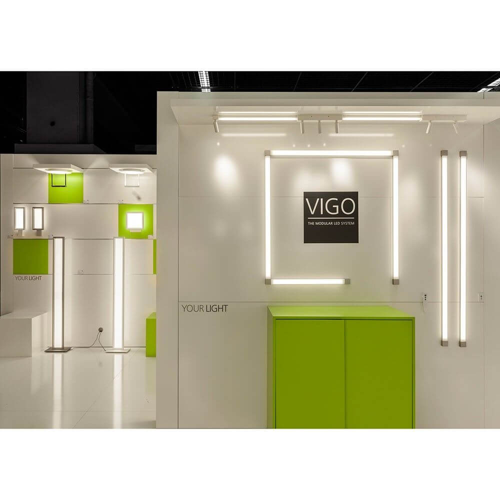 VIGO System LED-Linienmodul 100cm Alu-matt präsentiert in einem modernen Ausstellungsraum mit grünen Akzenten.