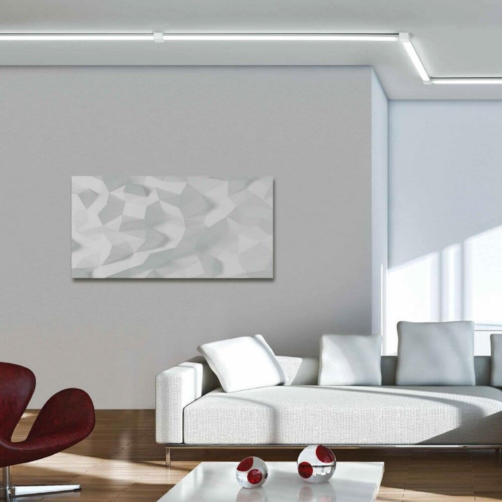 Modernes Wohnzimmer mit einem weißen Sofa und abstrakter Wandkunst in einer hellen Umgebung.