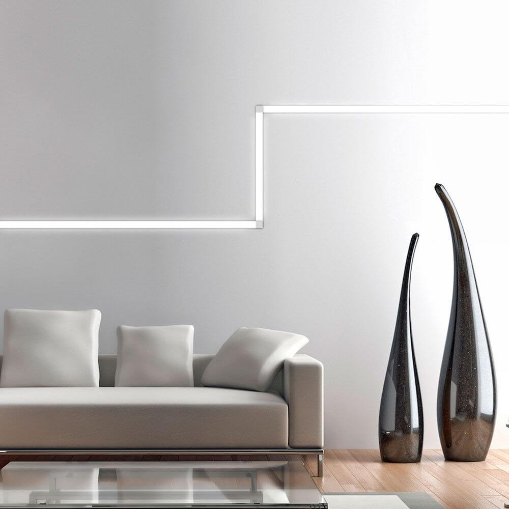 VIGO System LED-Linienmodul 60cm Alu-matt beleuchtet einen modernen Raum mit eleganter Couch und stilvollen Vasen.