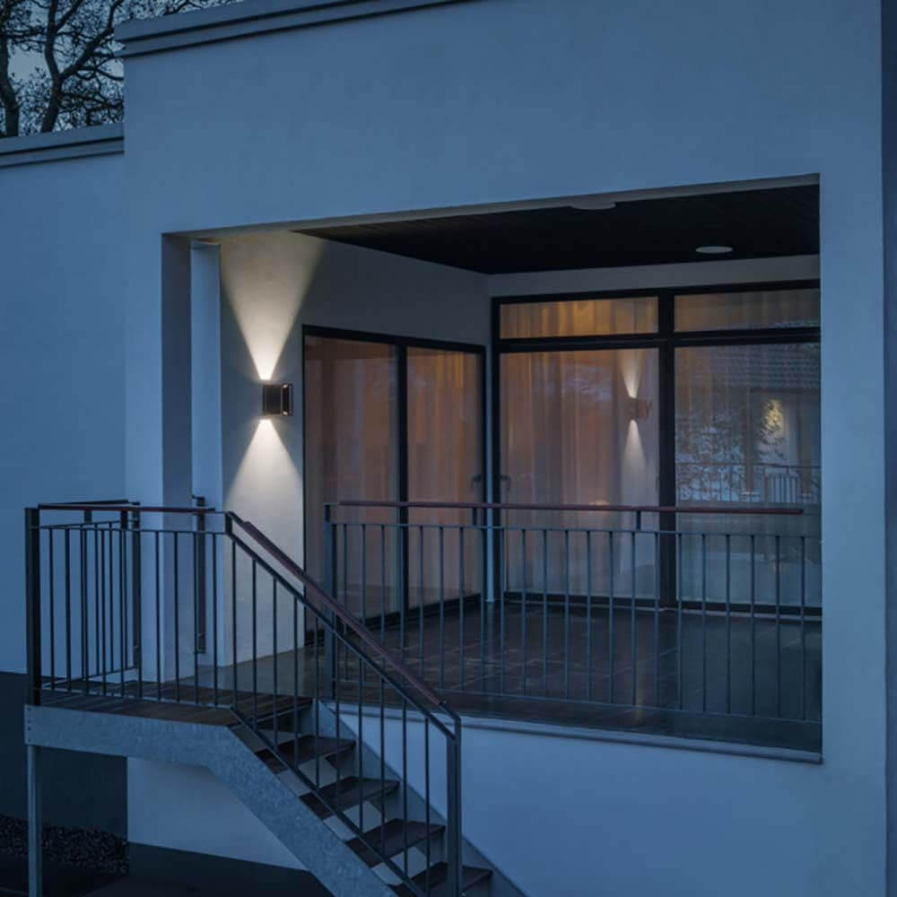 Vale LED Außen Wandleuchte Up & Downlight an einer Wand im Außenbereich mit verstellbarem Lichtaustritt.