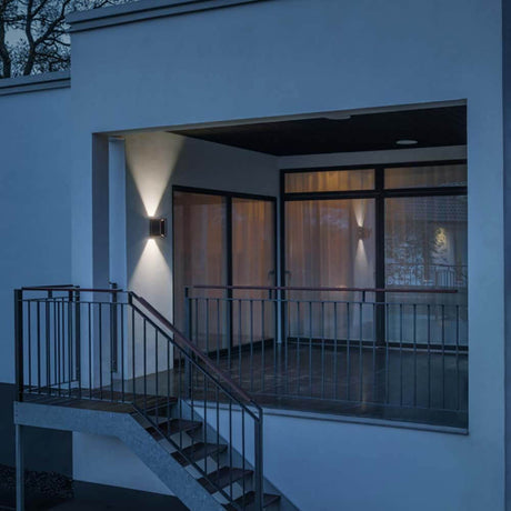 Vale LED Udendørs væglampe Up & Downlight på en udendørs væg med justerbar lysudsendelse.