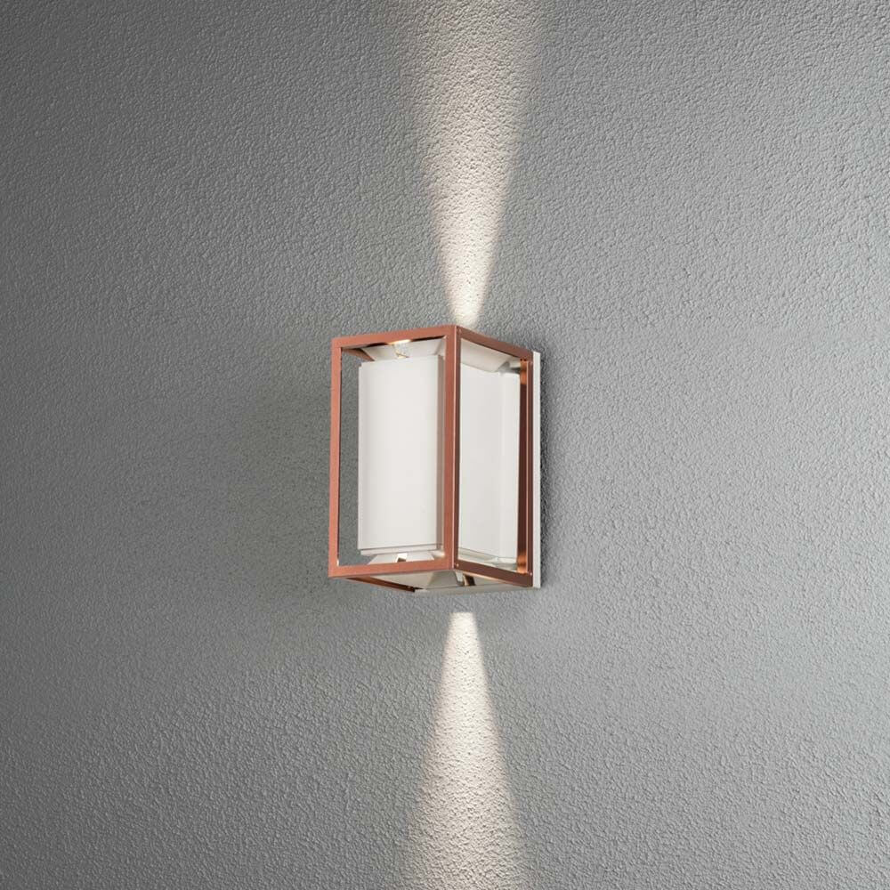Vale LED Außen Wandleuchte Up & Downlight an einer Wand montiert mit Lichtaustritt nach oben und unten.