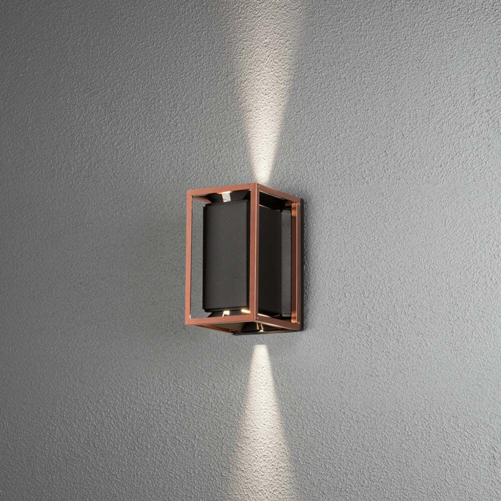 Vale LED Außen Wandleuchte Up & Downlight an einer Wand strahlt Licht nach oben und unten aus.