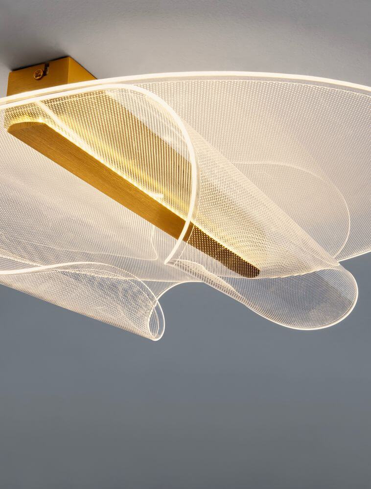 Valentin LED Deckenleuchte 3000K Gold in modernem Design mit goldener Holzleiste und dekorativem Lampenschirm.