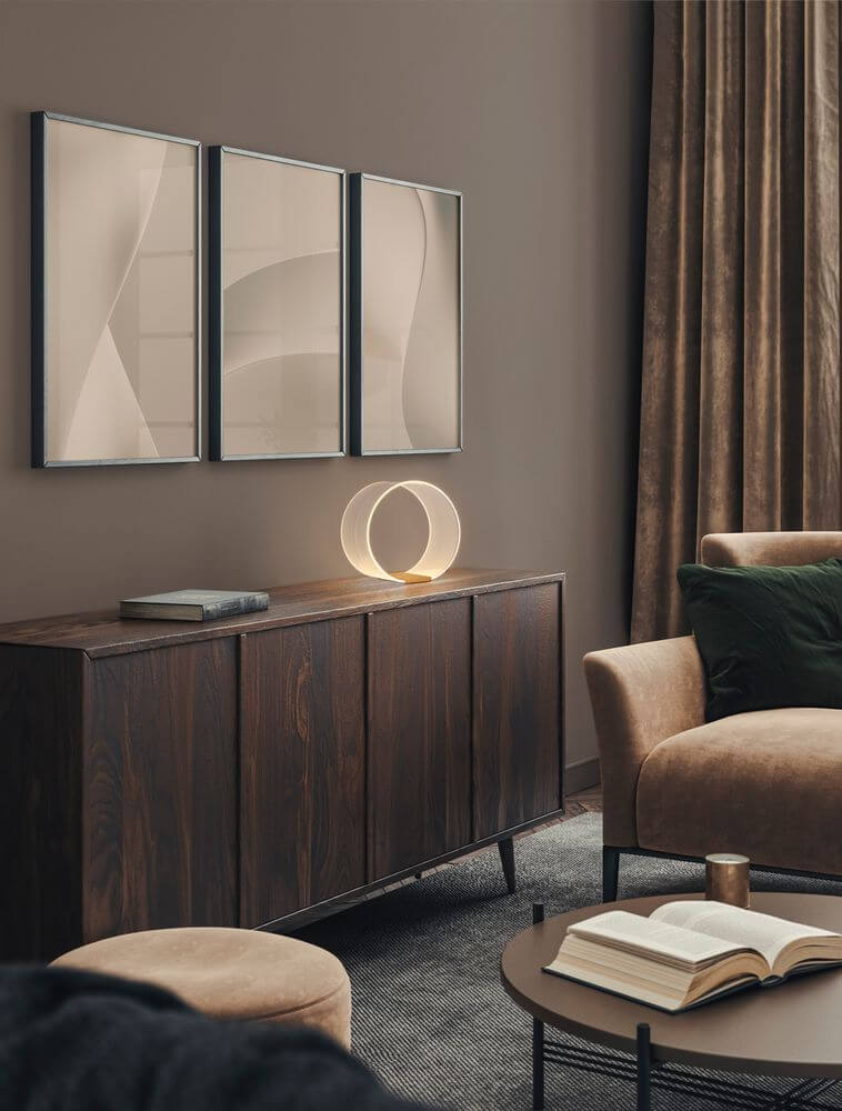Valentin LED Tischleuchte Ø 28cm 3000K Gold auf einem stilvollen Sideboard in modernem Wohnraum.