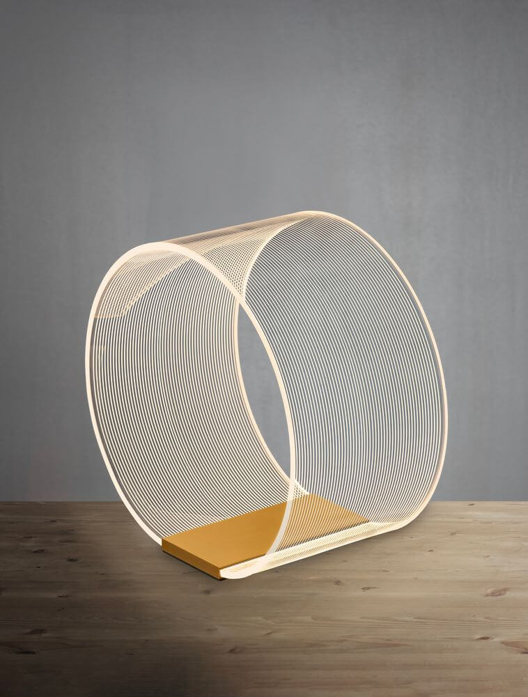 Valentin LED Tischleuchte Ø 28cm 3000K Gold in modernem Design auf einem Holztisch.