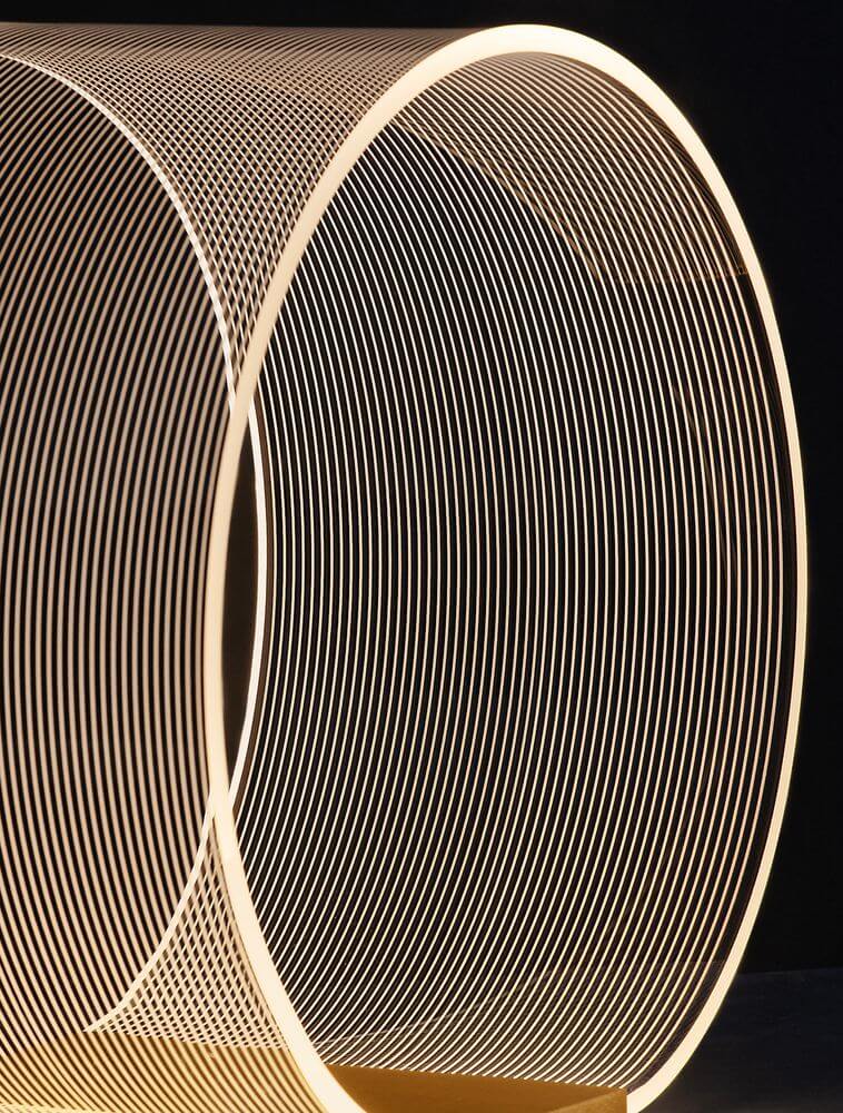 Valentin LED Tischleuchte Ø 28cm 3000K Gold im eleganten, kreisförmigen Design mit feinen Linien.