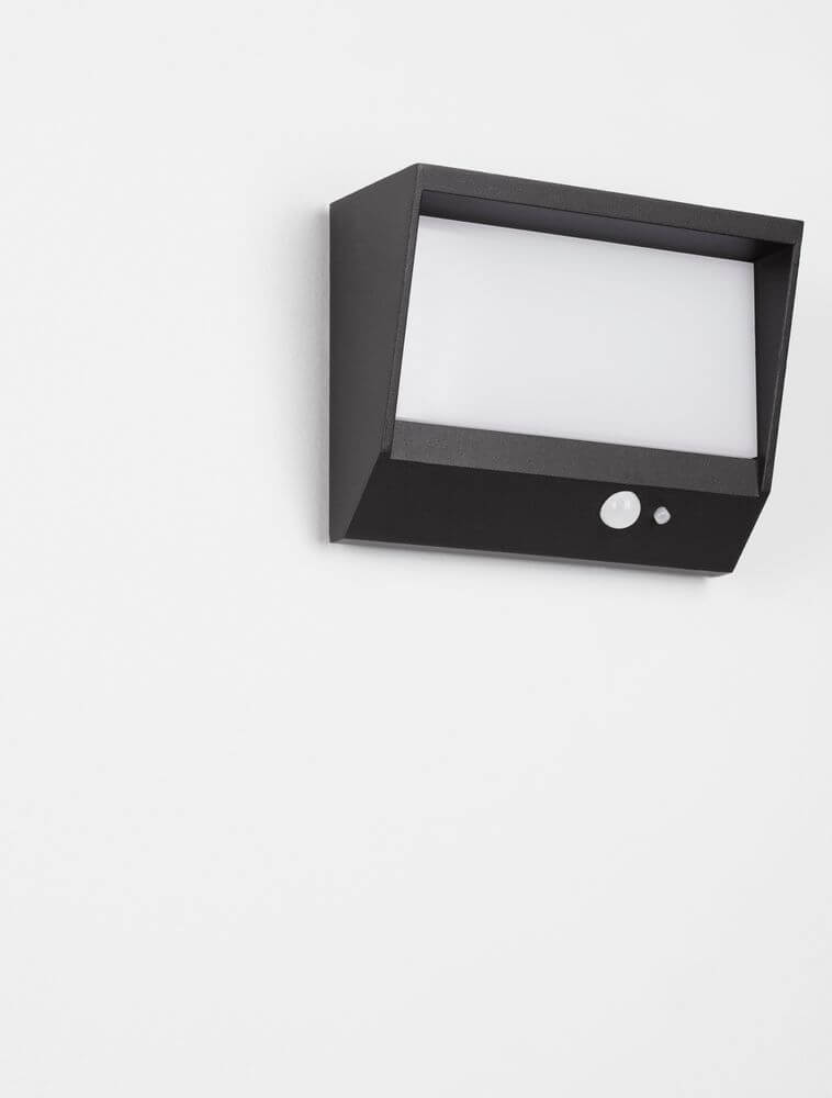 Valor LED Außenwandleuchte 3000K Anthrazit IP65 an einer weißen Wand montiert.