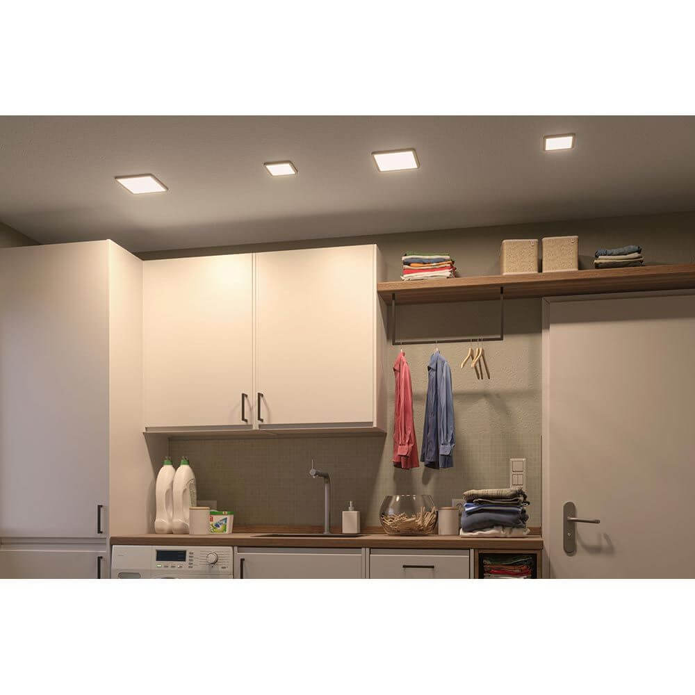 Beleuchtete Küche mit VariFit LED Einbaupanel Areo, das warmweißes Licht spendet und eine moderne Atmosphäre schafft.