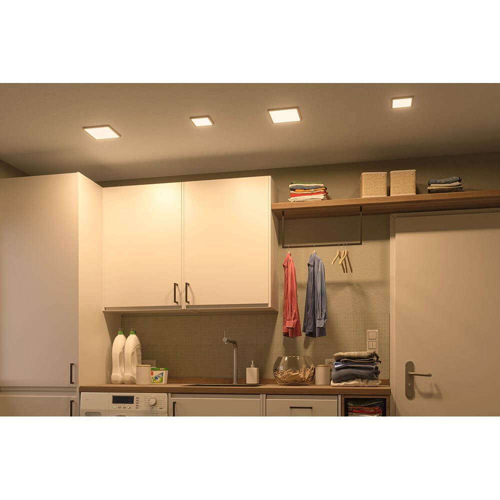 VariFit LED Areo Einbau Panel Deckenleuchte Eckig Weiß in moderner Küchenumgebung mit offenem Licht.
