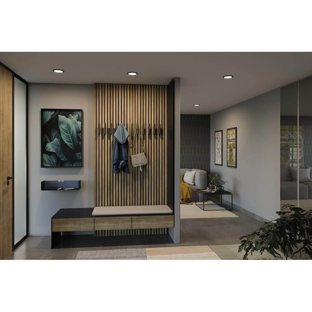 Modernes Foyer mit Holzvertäfelung, Garderobe, Hängemöglichkeiten und Sopha.