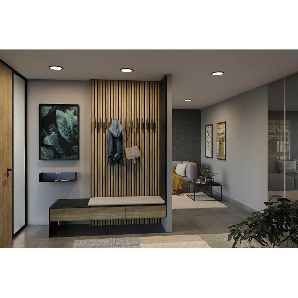 Moderne Diele mit Holzpaneelen, Garderobe, Sitzbank und stilvollen LED Einbaupanelen im Hintergrund.