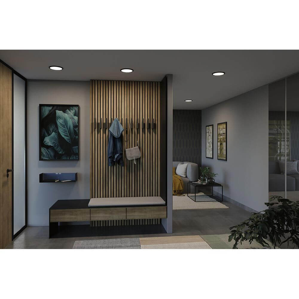 VariFit Areo LED Einbaupanel Schwarz mit 3 Stufen-Dimmer im modernen Eingangsbereich mit Holzvertäfelung.