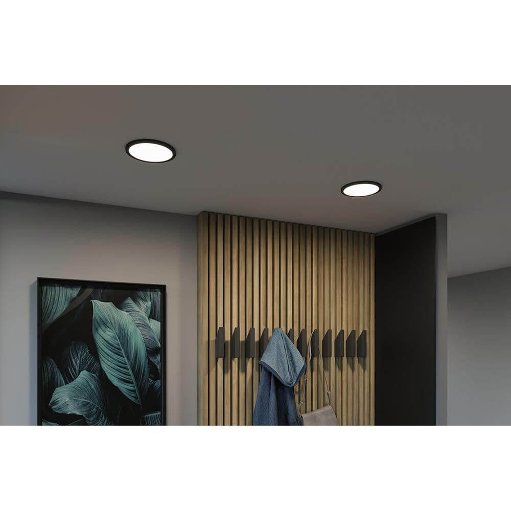 VariFit Areo LED Einbaupanel Schwarz mit 3 Stufen-Dimmer in moderner Wohnumgebung mit Holzverkleidung.