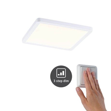 VariFit LED Einbaupanel Areo mit 3-Stufen-Dimmer Eckig Weiß an der Decke mit Dimmer in der Hand.
