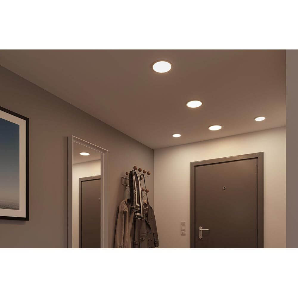 VariFit LED Einbaupanel Areo mit 3-Stufen-Dimmer Chrom IP44 installiert im Flur.