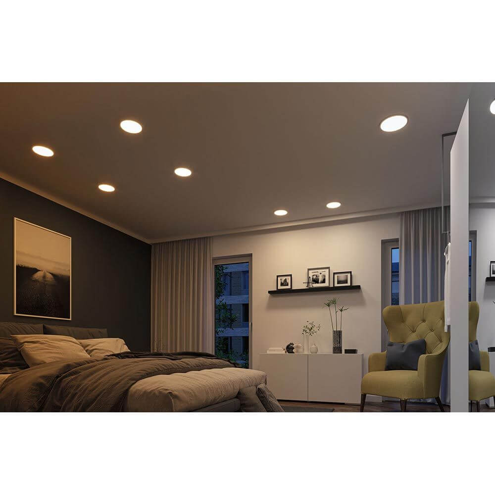 Moderne Schlafzimmerbeleuchtung mit VariFit LED Einbaupanels im Dim-to-Warm Design, Chrom-matt.