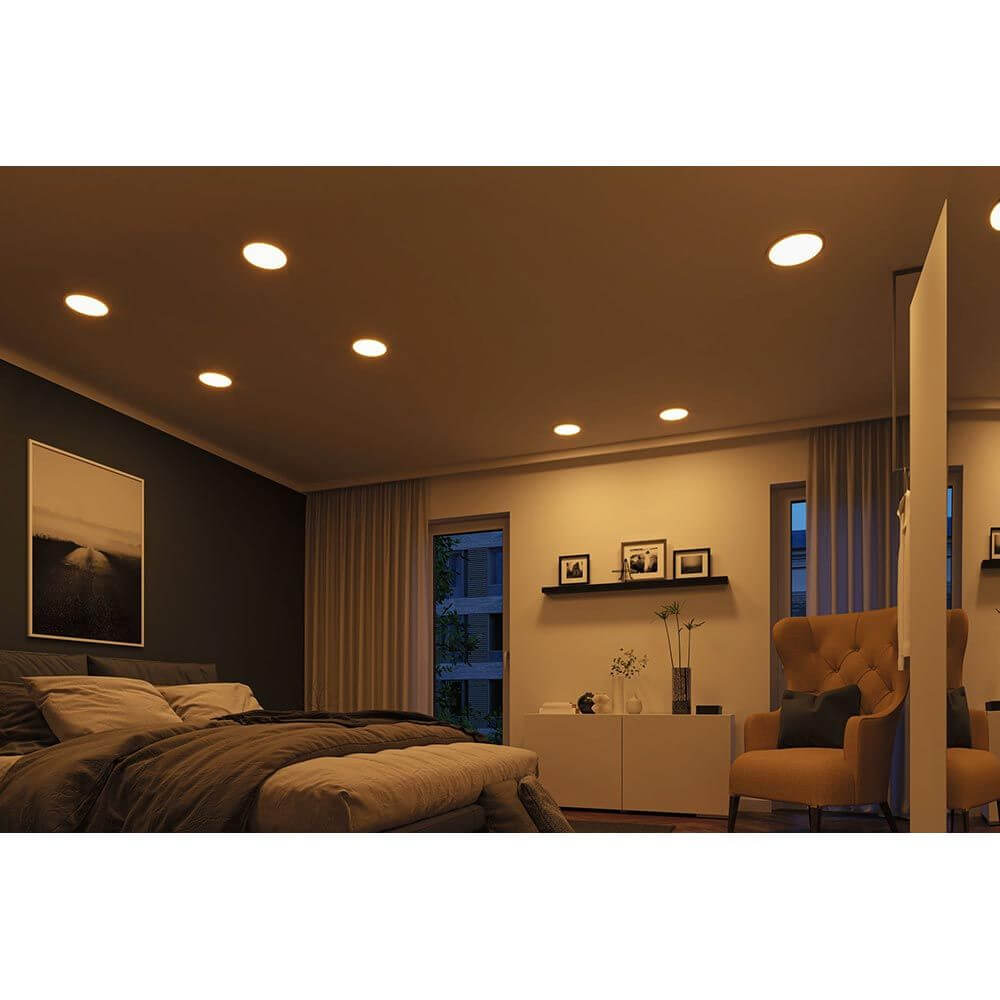 Modernes Schlafzimmer mit VariFit LED Einbaupanel Dim-to-Warm in Chrom matt und warmer Lichtstimmung bei Abendbeleuchtung.