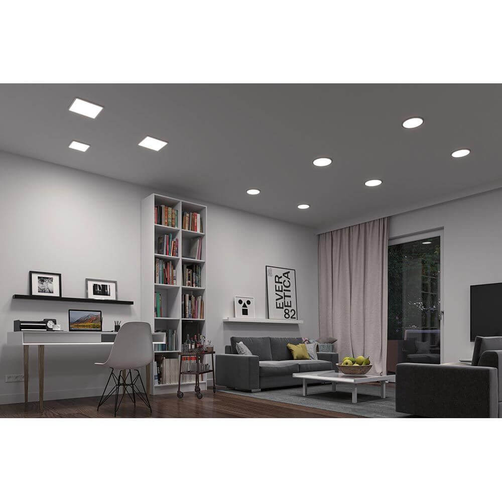 Wohnzimmer mit modernen, eckigen LED Einbaupanelen, die blendfreies Licht spenden und eine helle Atmosphäre schaffen.