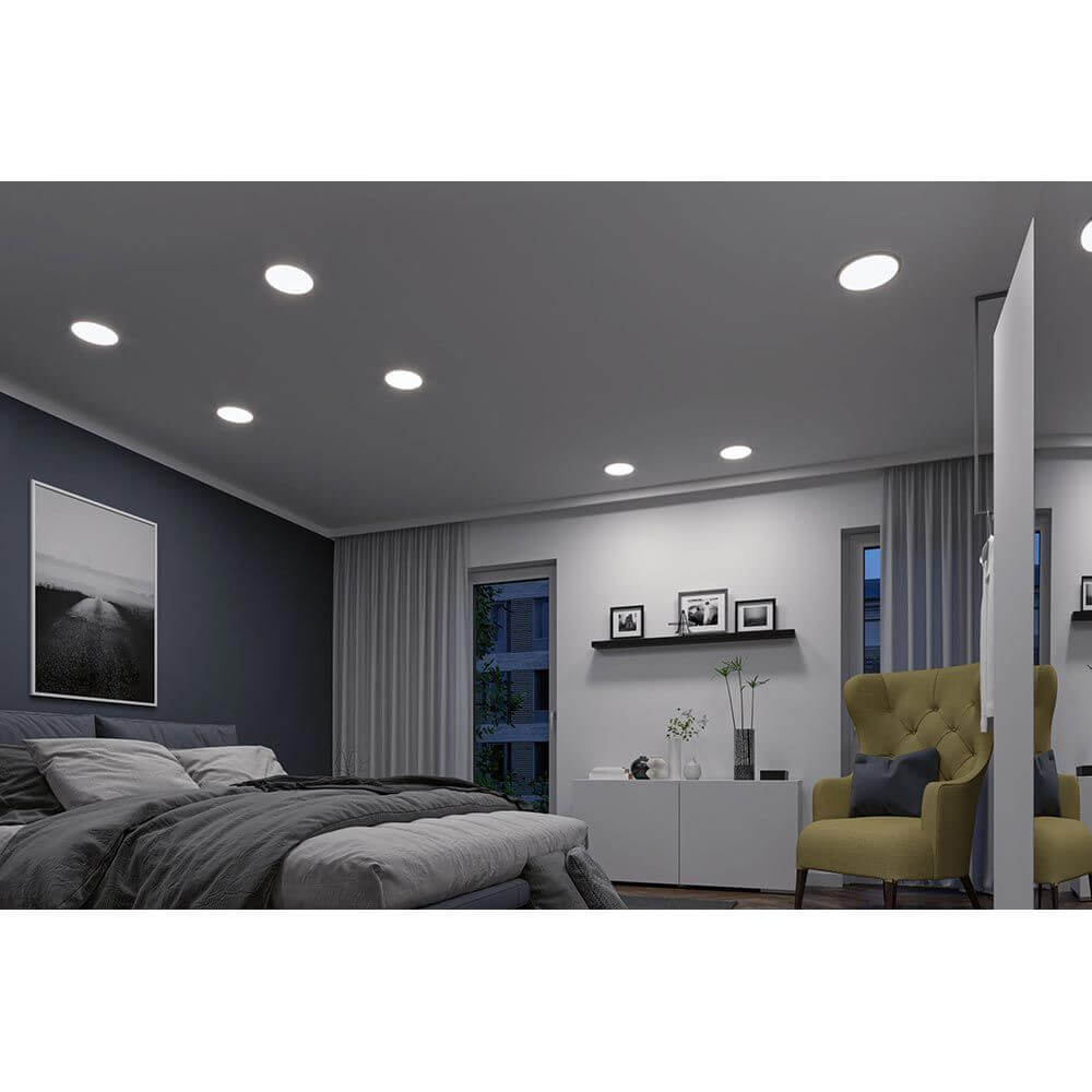 Gemütliches Schlafzimmer mit mehreren LED Einbaupaneelen, dekoriert in modernen Farben und stilvollem Mobiliar.