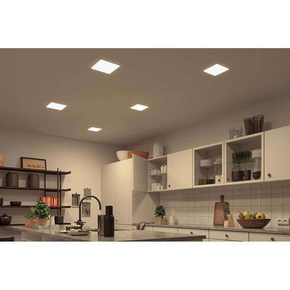 Moderne Küche mit VariFit LED Deckenlampen Veluna, dimmbar und spritzwassergeschützt, in zeitlosem Design.