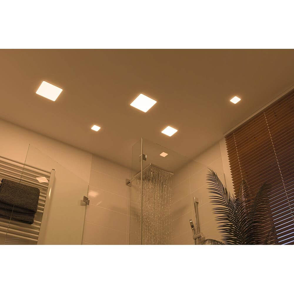 VariFit LED Einbaupanel Veluna Quadratisch Sataniert im bad mit warmweißem Licht, ideal für sanitäre Bereiche.