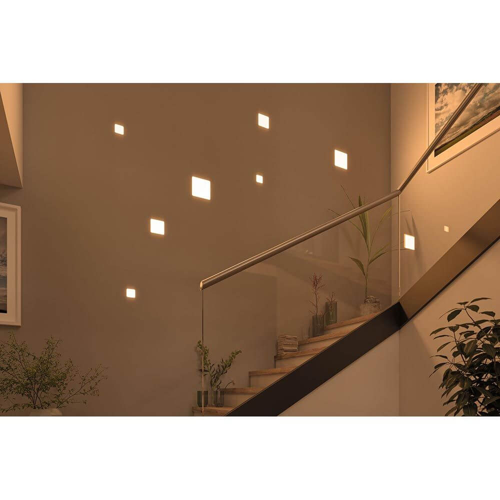 VariFit LED Einbaupanel Veluna Quadratisch Sataniert installiert an einer Wand mit warmweißen Lichtakzenten.