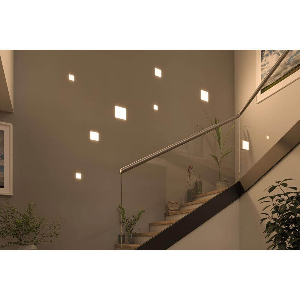 VariFit LED Einbau Wand- & Deckenpanel Veluna Satiniert an einer Treppenwand, stimmungsvolles Lichtdesign.