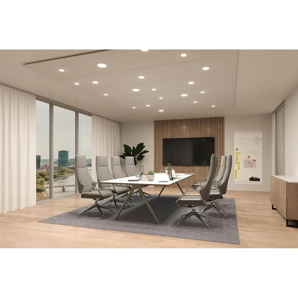 Modernes Konferenzzimmer mit LED-Deckenleuchten, eleganter Tisch und stilvollen Stühlen.