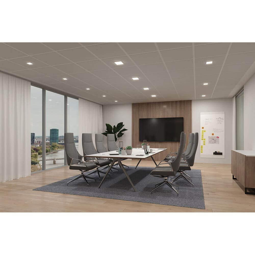Moderne Konferenzraum mit Veluna Einbaupanelen, eleganter Tisch und Stühlen, großen Fenstern und minimalistischer Dekoration.