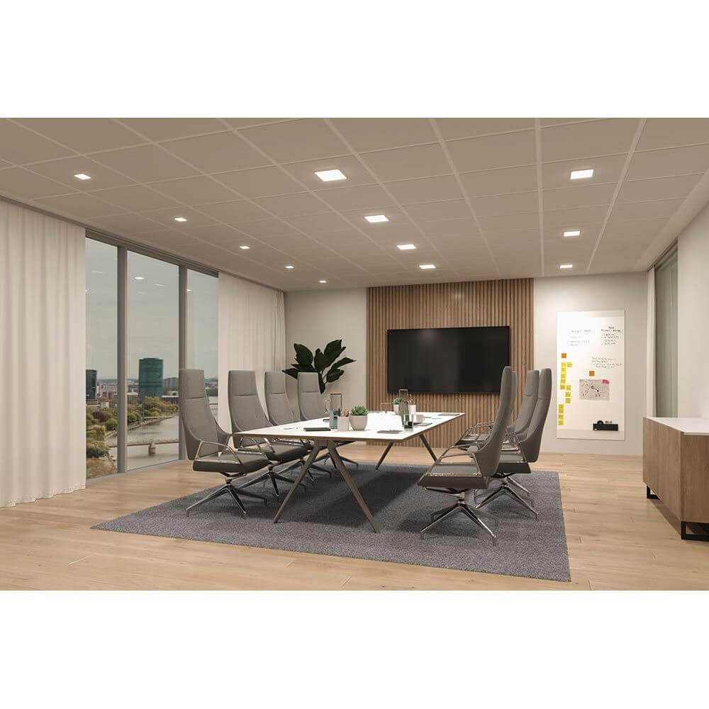 Moderne Besprechungsraum mit VariFit LED Einbaupanel Veluna Edge Dimmbar und eleganten Möbeln.